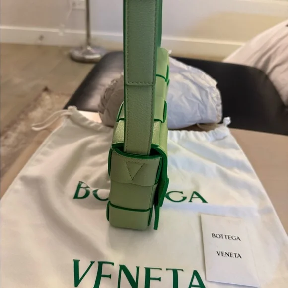 Bottega Veneta Cassette leather crossbody bag - Picture 10 of 13